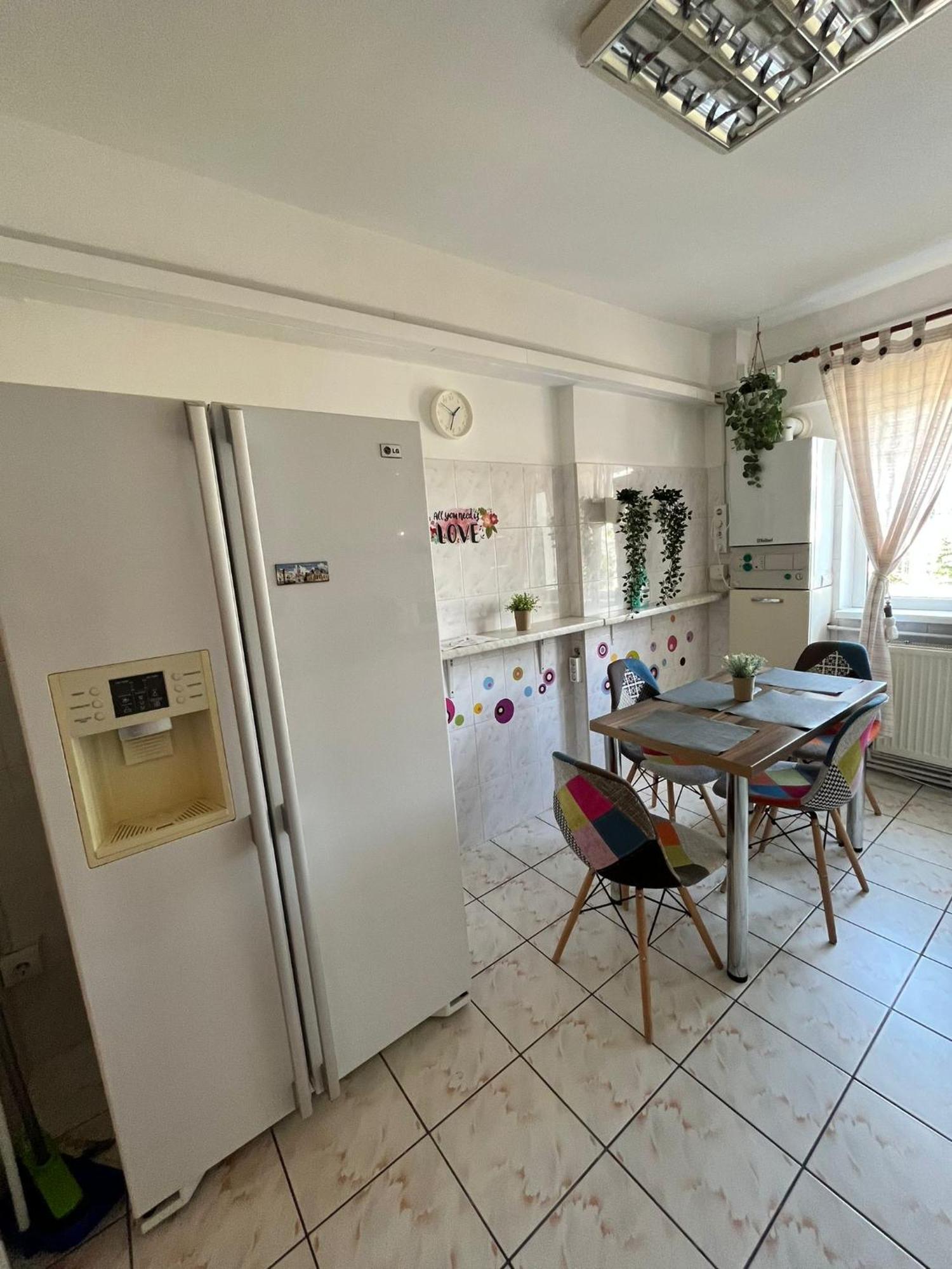 Picadilly Apartment Ploieşti Exteriör bild